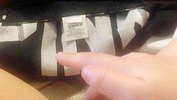 Garota Universitária Acaricia Bucetinha Doce com Dedada no Clitóris