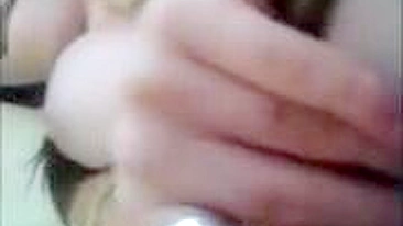 Morena Peituda Adolescente Tira Selfies e se Dedilha pro Prazer Máximo!