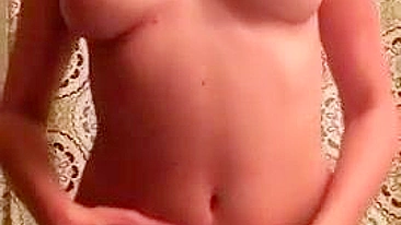 Loira da Faculdade se Masturbando no Selfie com Peitos Grandes e Putaria