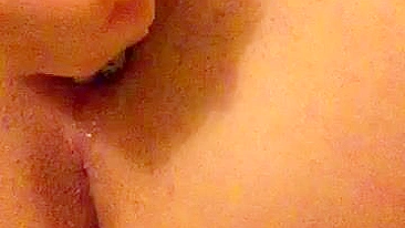 Masturbação Caseira com Buceta Raspada e Consolo Delícia!