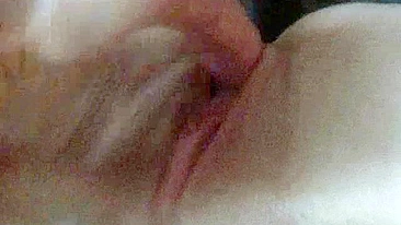 Masturbação Amadora com Dedada na Buceta Raspada e Unhas Vermelhas