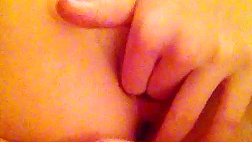 Loirinha da Faculdade Dedando Mamilo Furado em Masturbação Amadora com Buceta Raspada