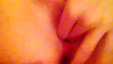 Loirinha da Faculdade Dedando Mamilo Furado em Masturbação Amadora com Buceta Raspada