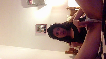 Árabe Universitária se Masturbando em Casa com Spray de Cabelo como Dildo!