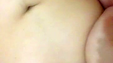 Novinha Latina de Peitos Naturais se Masturbando em Casa