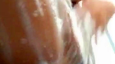 Morena Gostosa Peituda se Dedando no Banho!