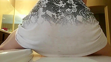 Amadora Pornô se Masturba com Bunda Grande e Vibrador no Banheiro