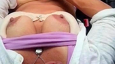 MILF Gozando no Carro em Masturbação Pública!