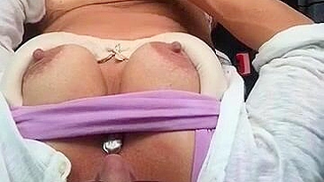 MILF Gozando no Carro em Masturbação Pública!