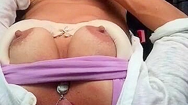 MILF Gozando no Carro em Masturbação Pública!