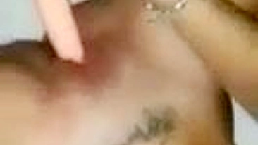 Amadora Morena Metendo Dildo na Buceta Caseira