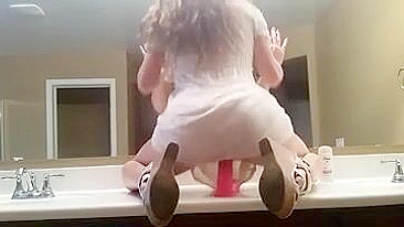 Morena Universitária Gozando com Dildo de Vestidinho Branco!