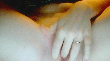 Amadora esguichando com tetinhas dedada em pornô caseiro