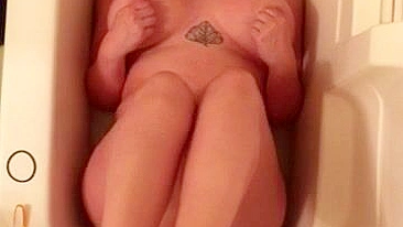 Gordinha de Óculos Gozando Forte no Banheiro