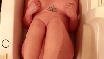 Gordinha de Óculos Gozando Forte no Banheiro