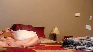 Loira teen da faculdade se masturbando com consolo pra gozar em vídeo amador