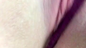 Amadora Morena se Dedando em Selfie Caseira com Buceta Depilada