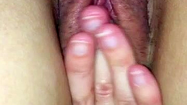 MILF Amadora Dedando e Gozando com Buceta Esfregando em Masturbação Caseira