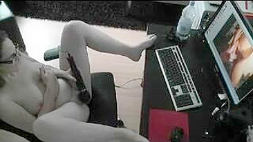 Mãe MILF Goza Forte Vendo Cara Amador na Webcam se Masturbando!