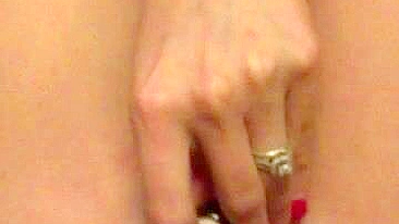 Esposa Peituda se Masturbando Caseira com Consolos e Buceta Lisinha - Orgasmo Amador