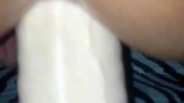 MILF Cavalgando Consolo Gigante - Diversão Caseira!
