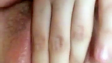 Morena Amadora Dedando Buceta Peluda e Corpo Apertado