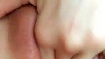 Morena Amadora Dedando Buceta Peluda e Corpo Apertado