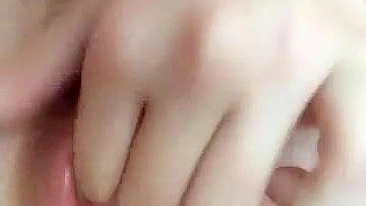 Morena Amadora Dedando Buceta Peluda e Corpo Apertado