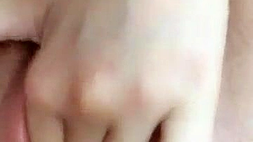 Morena Amadora Dedando Buceta Peluda e Corpo Apertado