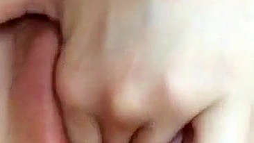 Morena Amadora Dedando Buceta Peluda e Corpo Apertado