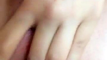 Morena Amadora Dedando Buceta Peluda e Corpo Apertado