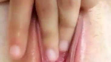 Morena Amadora Dedando Buceta Peluda e Corpo Apertado