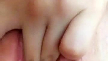 Morena Amadora Dedando Buceta Peluda e Corpo Apertado