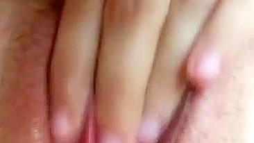 Morena Amadora Dedando Buceta Peluda e Corpo Apertado