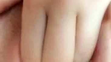 Morena Amadora Dedando Buceta Peluda e Corpo Apertado