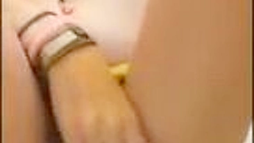 Loira Peitudinha se Masturba com Consolo em Pornô Caseiro!