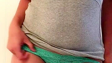 Morena Amadora em Striptease e Masturbação Caseira