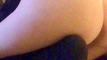 Novinha Amadora de Cu Apertado Gozando com Consolo e Meias