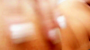 Amadora Dedando e se Masturbando com Buceta Apertada e Depilada