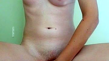 Novinha Gostosa Esguichando Dedando com Calcinha e Peitinhos