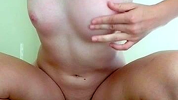 Novinha Gostosa Esguichando Dedando com Calcinha e Peitinhos