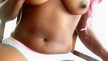 Desejos Liberados - Ébano Amadora se Masturba Caseira com Vibradores e BDSM