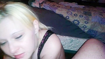 Esposa MILF cavalgando brinquedo e chupando em pornô caseiro amador