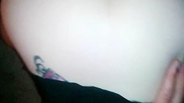 Esposa MILF cavalgando brinquedo e chupando em pornô caseiro amador