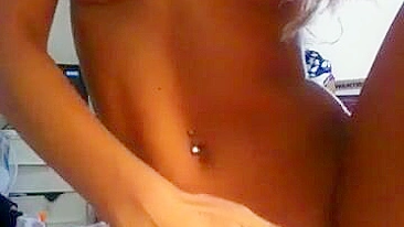 Loira Gata Corpo Firme Provoca com Peitões e Se Dedilha em Masturbação Quente