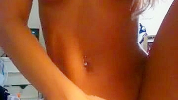 Loira Gata Corpo Firme Provoca com Peitões e Se Dedilha em Masturbação Quente