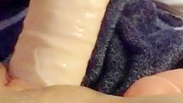 Masturbação insana com buceta raspada e consolos pink gigantes