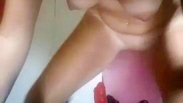 Loira amadora se masturbando com dildo e exibindo corpinho magro!