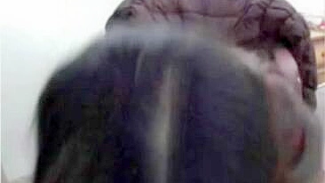 Asiática se masturbando escondida no trampo com consolo e óculos