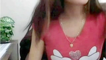 Asiática se masturbando escondida no trampo com consolo e óculos